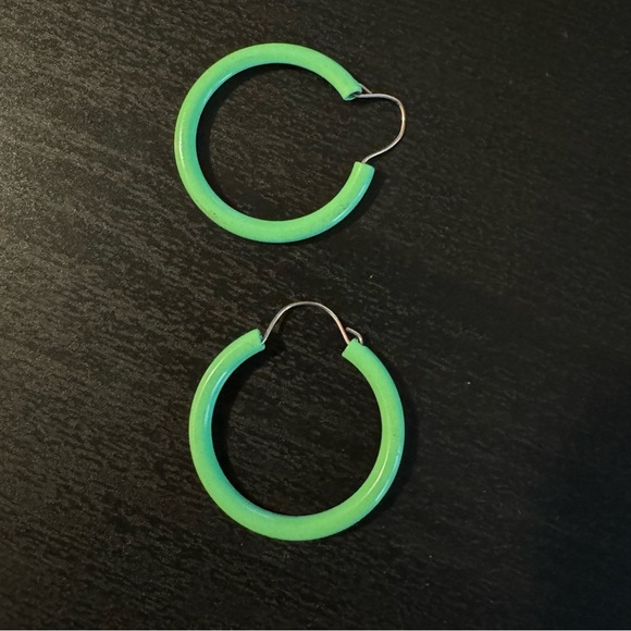 ⚜️3 for $30⚜️ Bundle of 2 Vintage Green Earrings (Hoops and Leaf Studs, Neon) - Picture 3 of 7